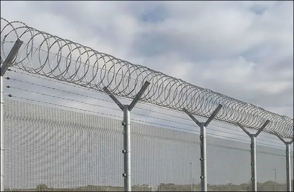 Curved welded wire mesh fence with 3d bending