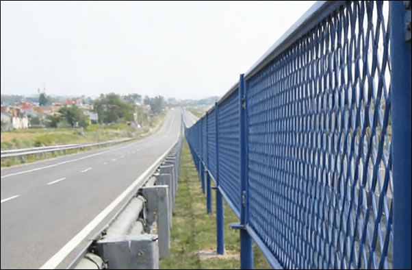 Highway fencing expanded diamond mesh panels
