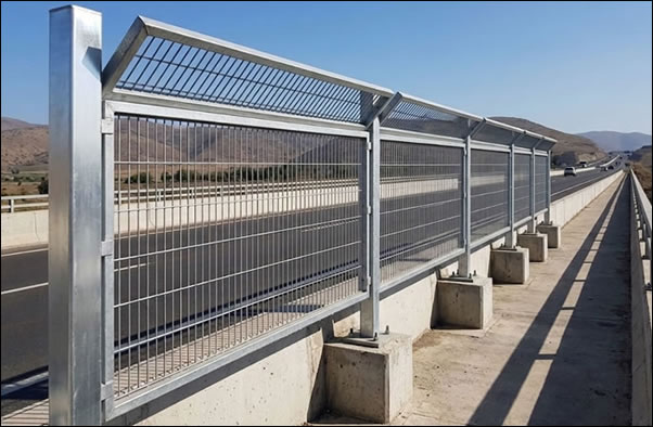 Galvanized steel mesh separation fence for road closure control